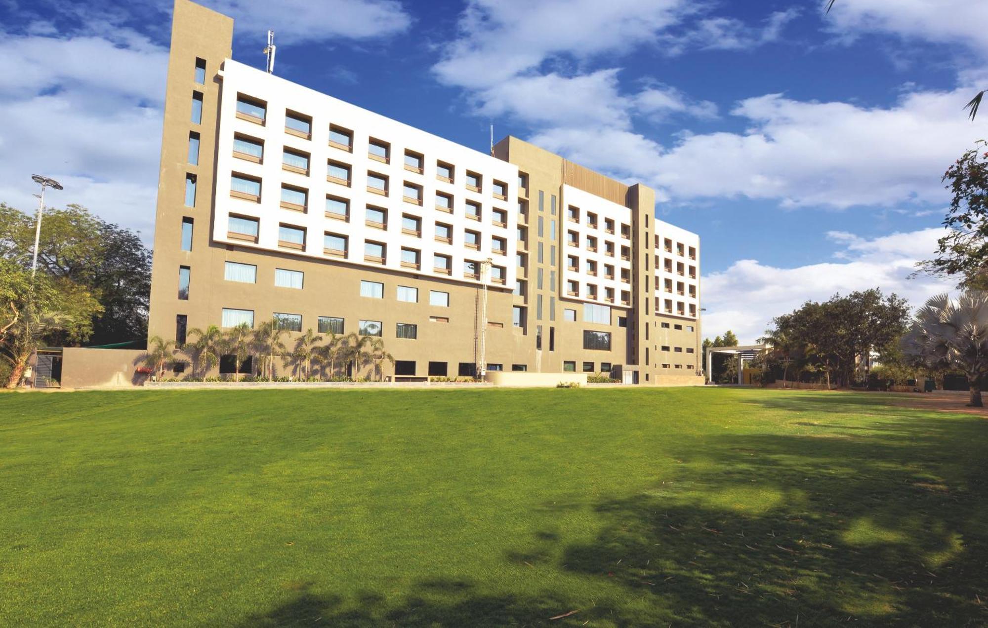 Narayani Heights, Ahmedabad Hotell Exteriör bild