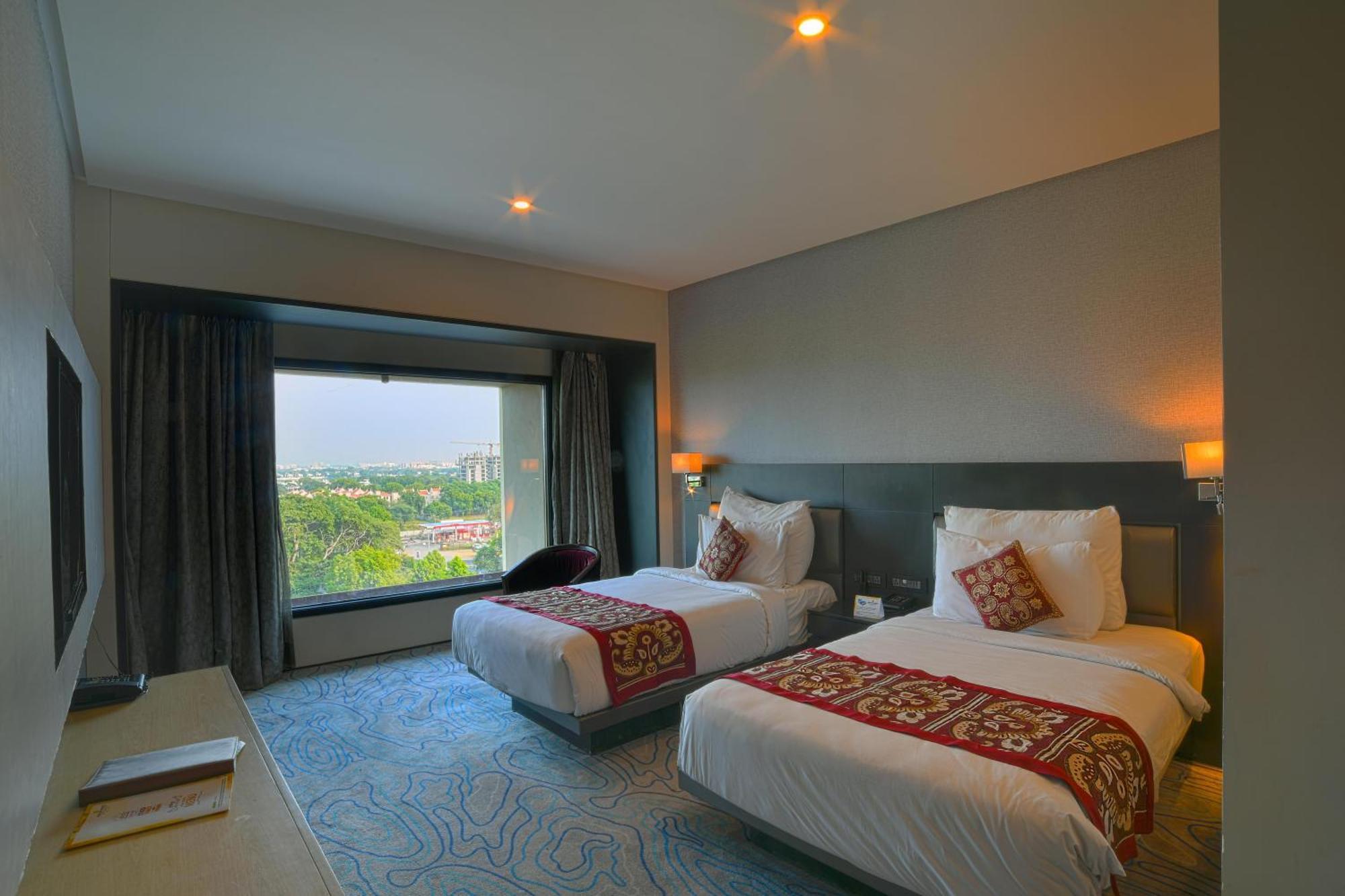 Narayani Heights, Ahmedabad Hotell Exteriör bild
