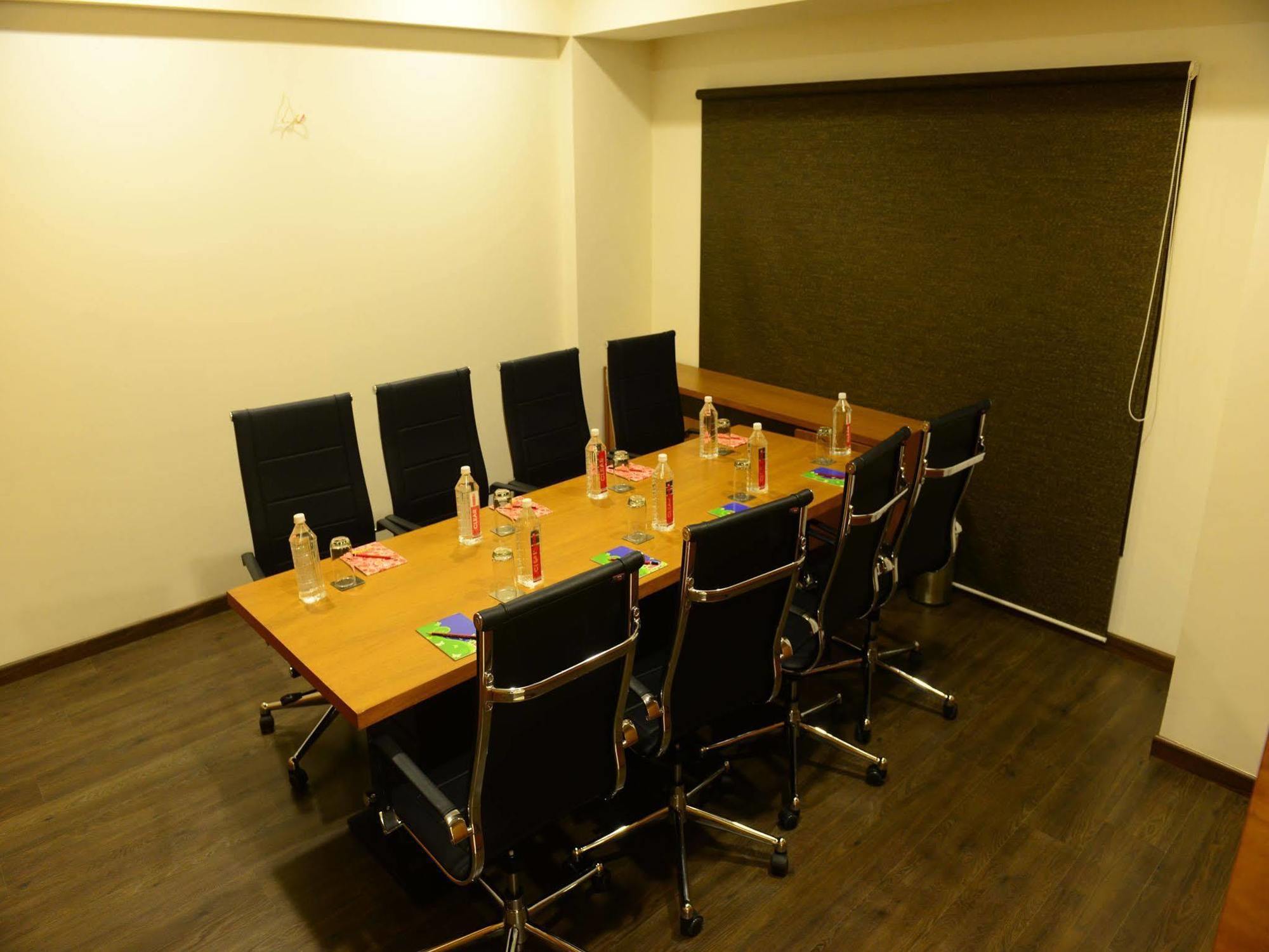 Narayani Heights, Ahmedabad Hotell Exteriör bild