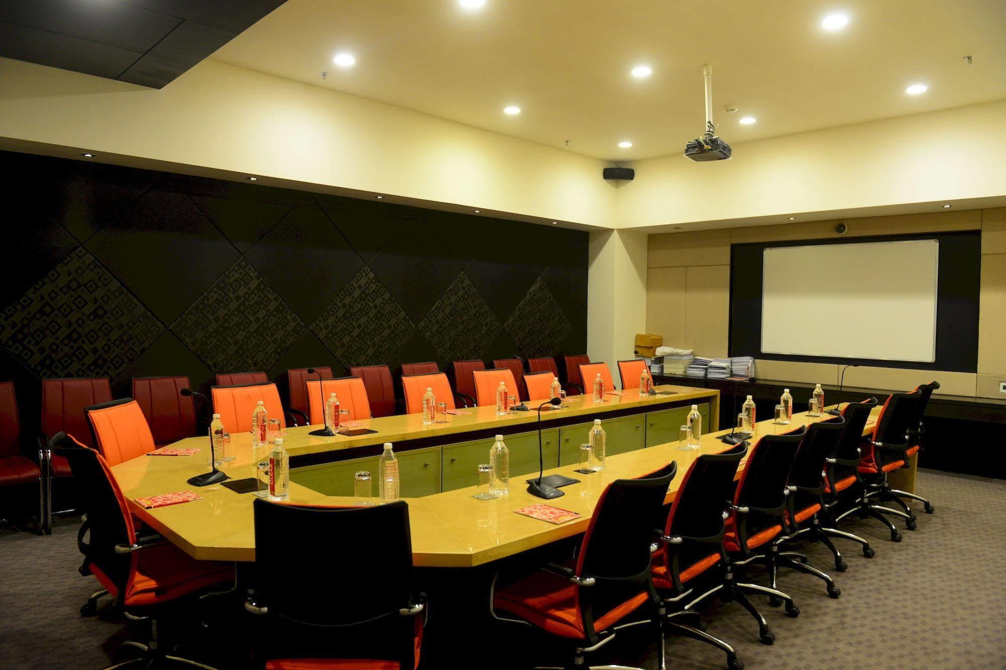 Narayani Heights, Ahmedabad Hotell Exteriör bild