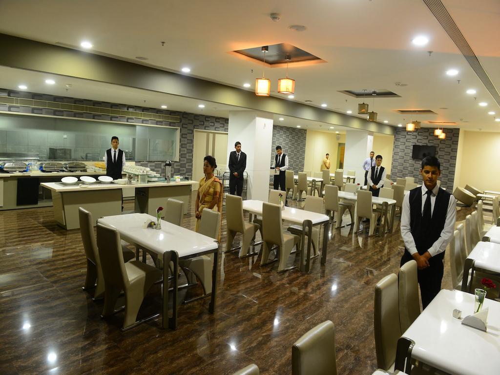 Narayani Heights, Ahmedabad Hotell Exteriör bild