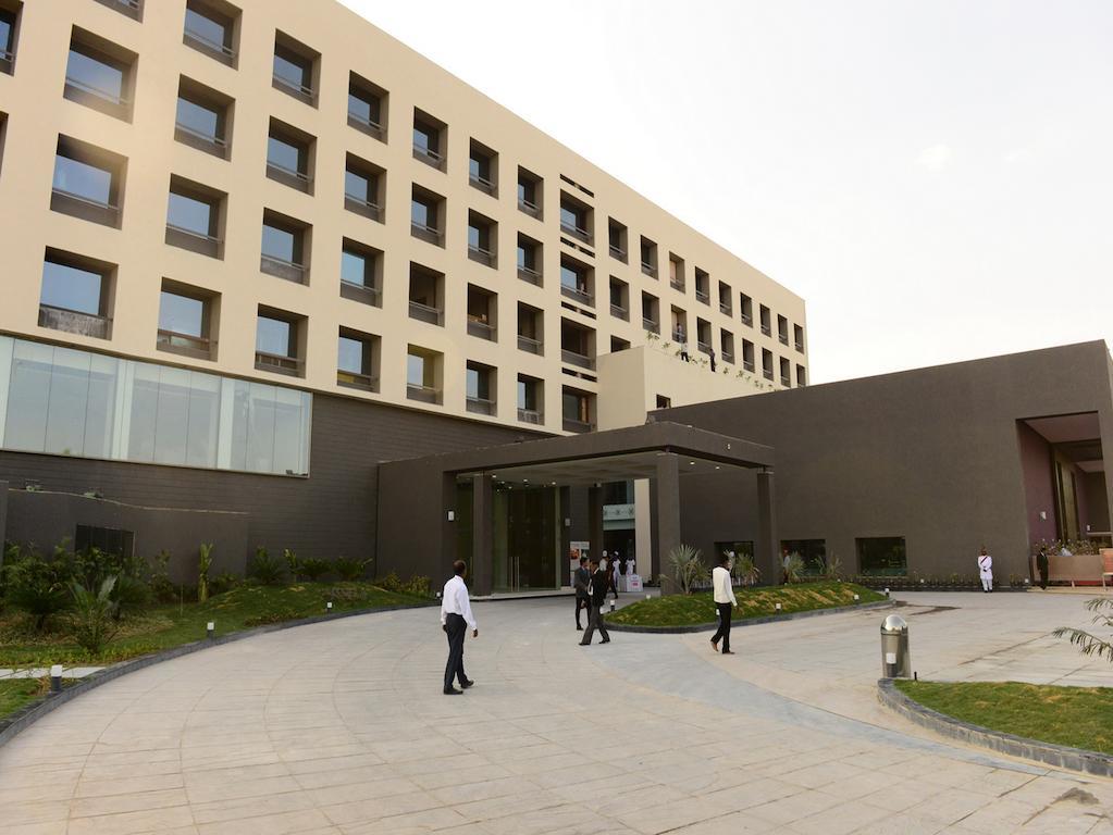 Narayani Heights, Ahmedabad Hotell Exteriör bild