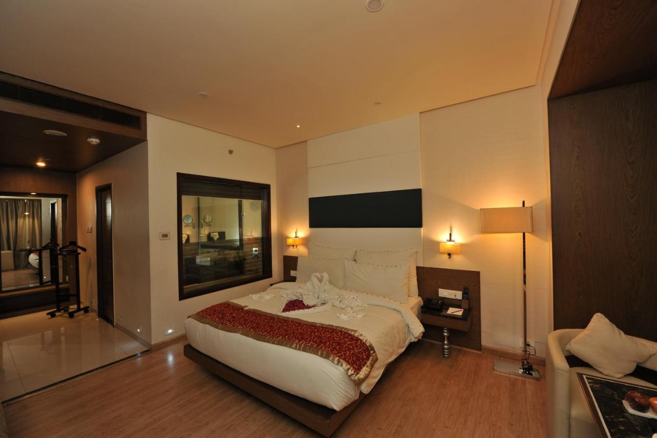Narayani Heights, Ahmedabad Hotell Exteriör bild